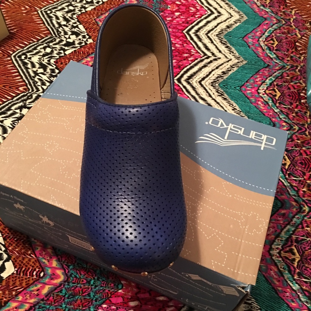 Closed back clogs
